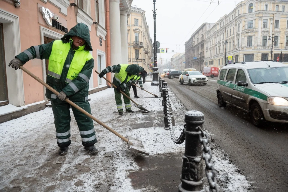Петербург убирают от снега.