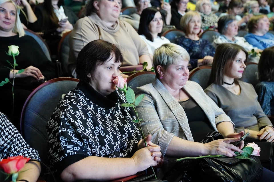 Женщинам Кузбасса показали праздничный концерт в преддверии Дня матери. Фото - пресс- служба АПК.