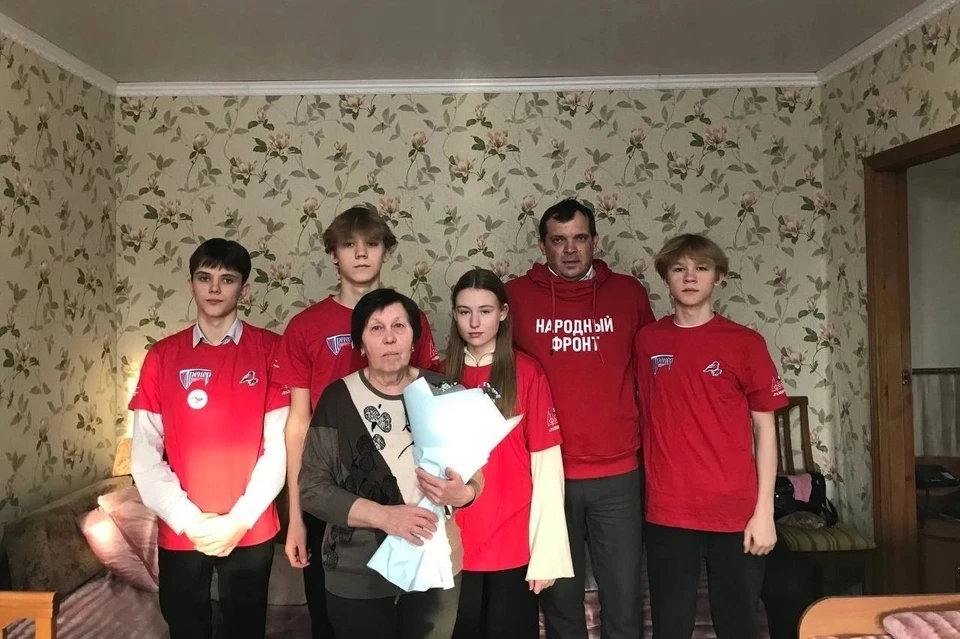 Ребята подарили женщине цветы. Фото: Молодежка Народного Фронта-Оренбургская область