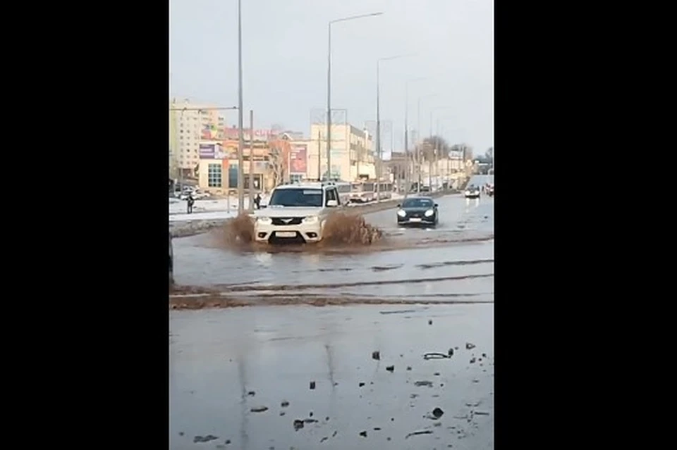 На улице Ново-Садовой под путепроводом машинам пришлось "проплывать". Фото: скрин видео/ Самара Live, Роман Богданов