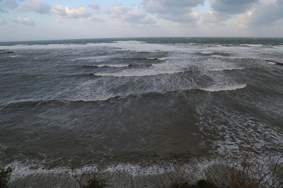 Из-за сильного ветра вода вышла на побережье Таганрога