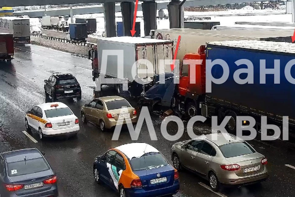 Несколько автомобилей столкнулись на внешней стороне МКАД на востоке Москвы