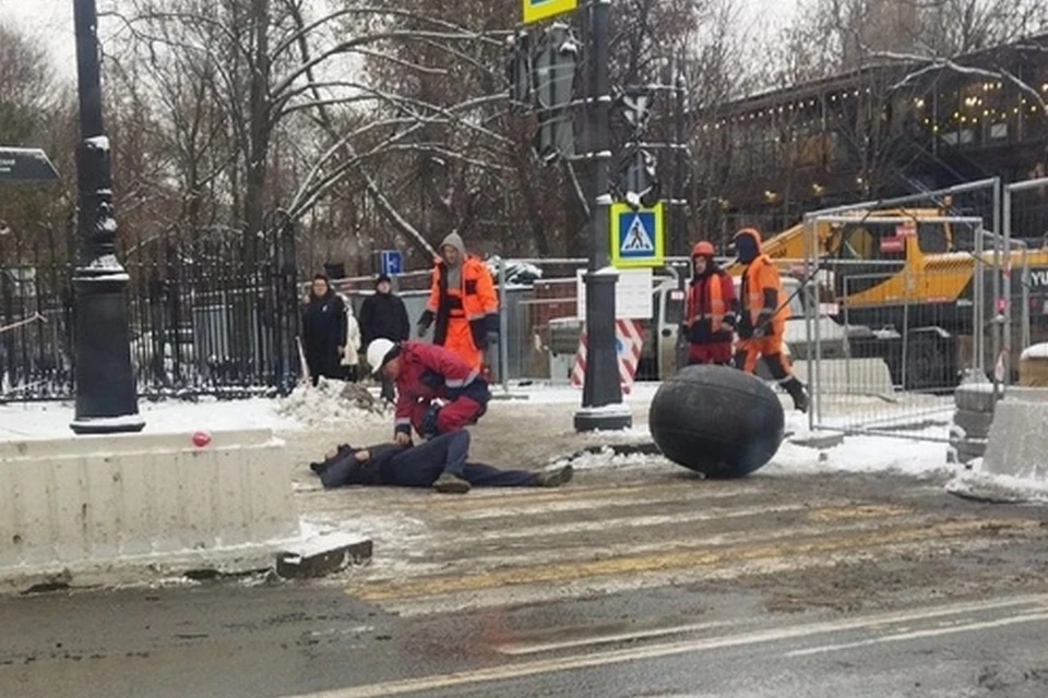 Резиновый шар вылетел из ремонтной трубы и отправил пешехода в нокаут у Петропавловки. Фото: vk.com/spb_today_unreleased