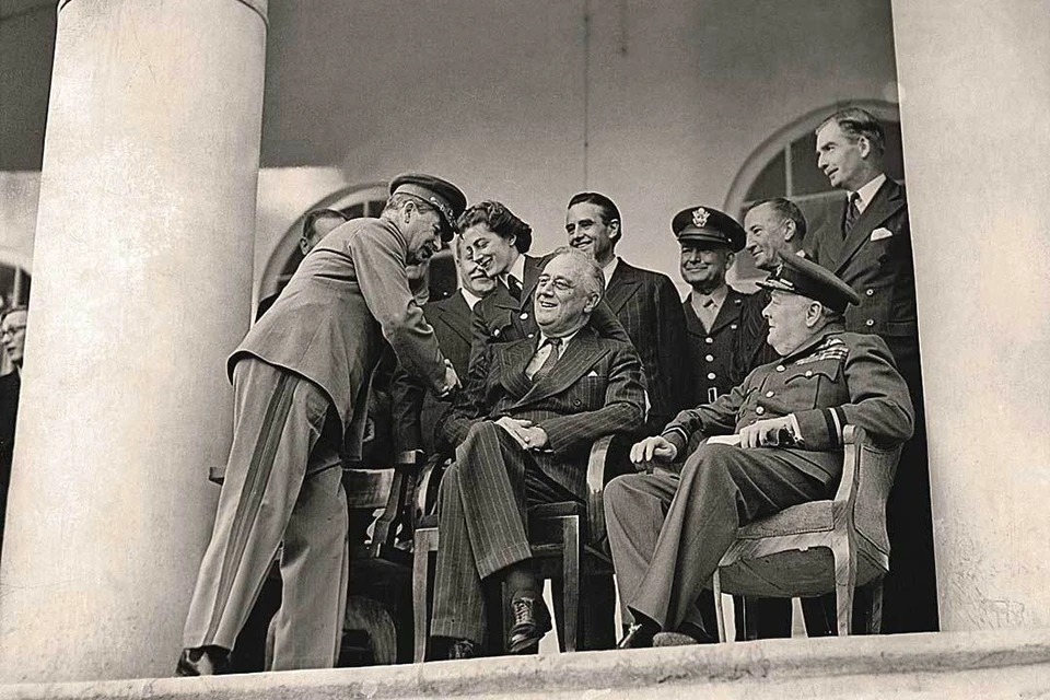 Лидер СССР Иосиф Сталин (слева) в конце ноября 1943-го принял президента США Франклина Рузвельта (в центре) в советском посольстве в Тегеране как хозяин, а премьер Британии Уинстон Черчилль (сидит справа) лишь скрипел зубами. Фото: Getty Images