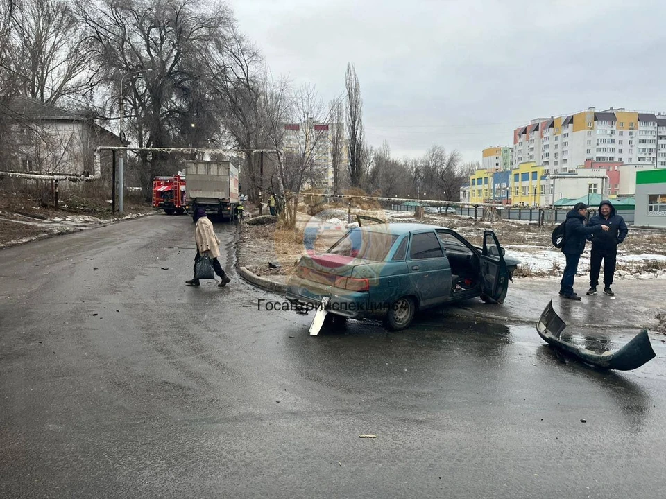 Авария в Заводском районе Саратова (фото: ГИБДД области)