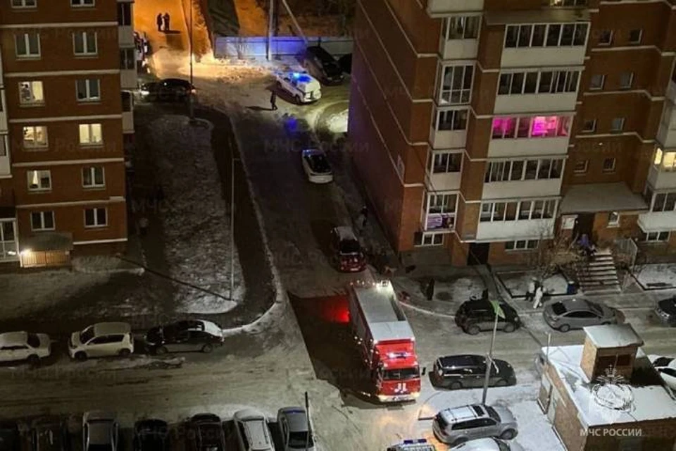 Пожарные не могли подъехать к горящему дому в Иркутске из-за припаркованных машин