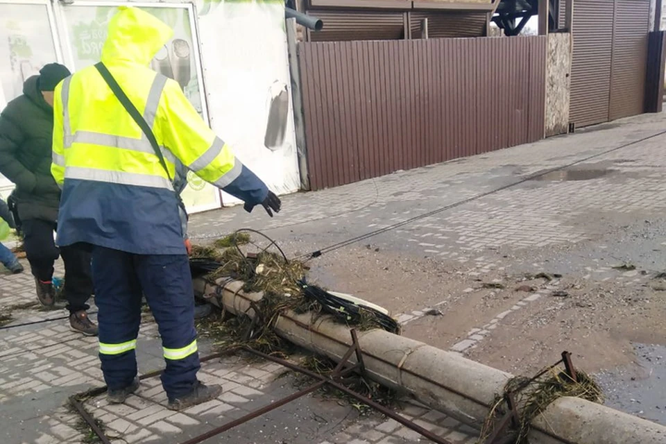 В Бердянске восстанавливают электричество, которое было повреждено в результате ураганного ветра. ФОТО: администрация Бердянска