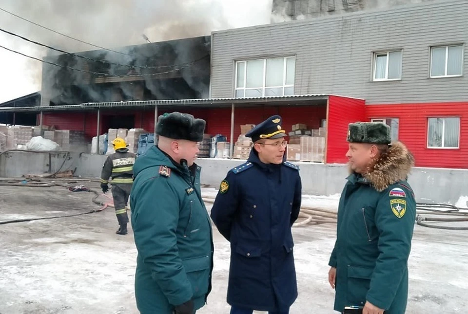 В Ярославле после крупного пожара на складе картона взяли пробы воздуха.