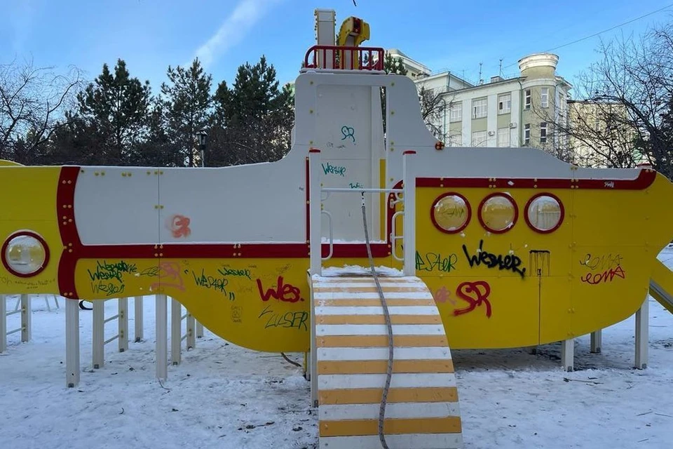 В Новосибирске вандалы изрисовали детскую площадку (Фото: предоставлено Ростиславом Антоновым)