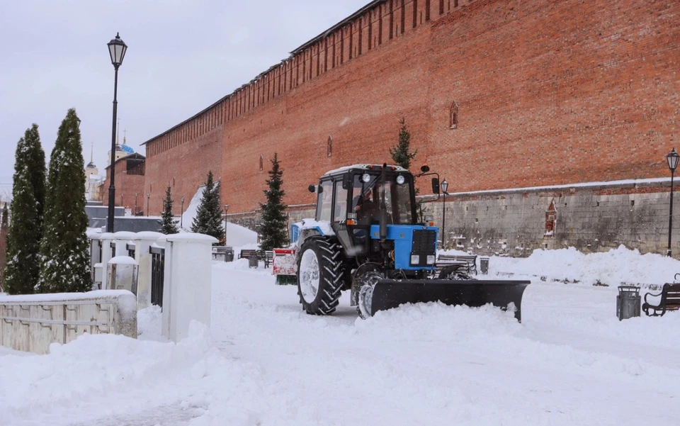 В Смоленске от снега очистили Владимирскую набережную. Фото: пресс-служба администрации города.