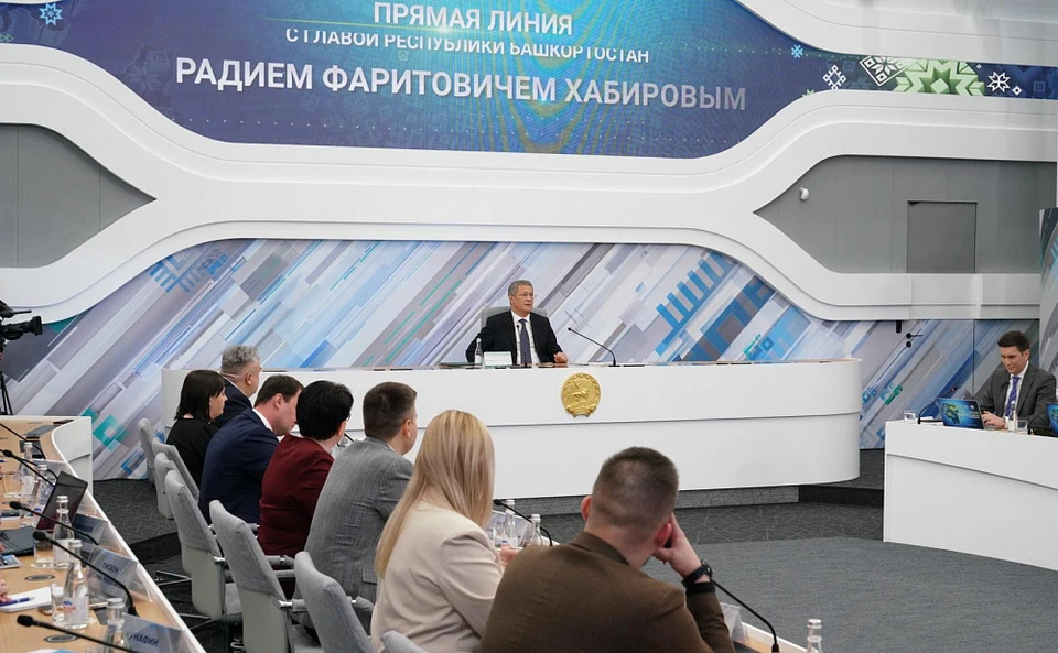 Глава Башкортостана Радий Хабиров в прямом эфире отвечает на вопросы жителей республики. Фото: glavarb.ru
