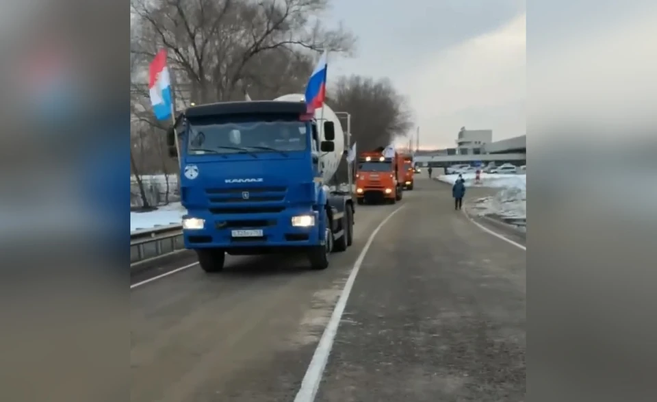 Первыми по путепроводу проехали грузовики / Фото: скриншот с видео Николая Ренца