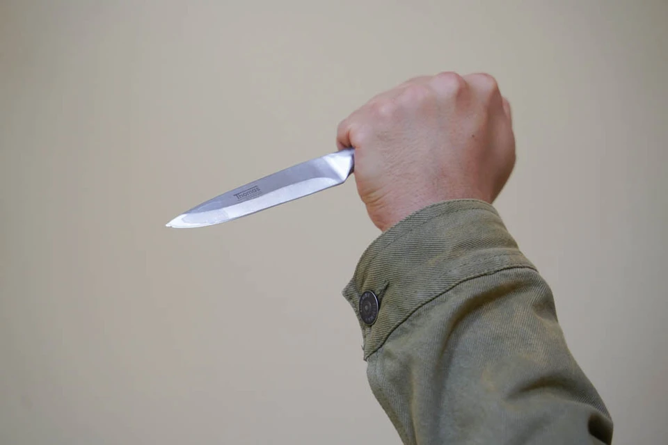 Пьяный мужчина не справился с эмоциями и несколько раз пырнул ножом знакомого.