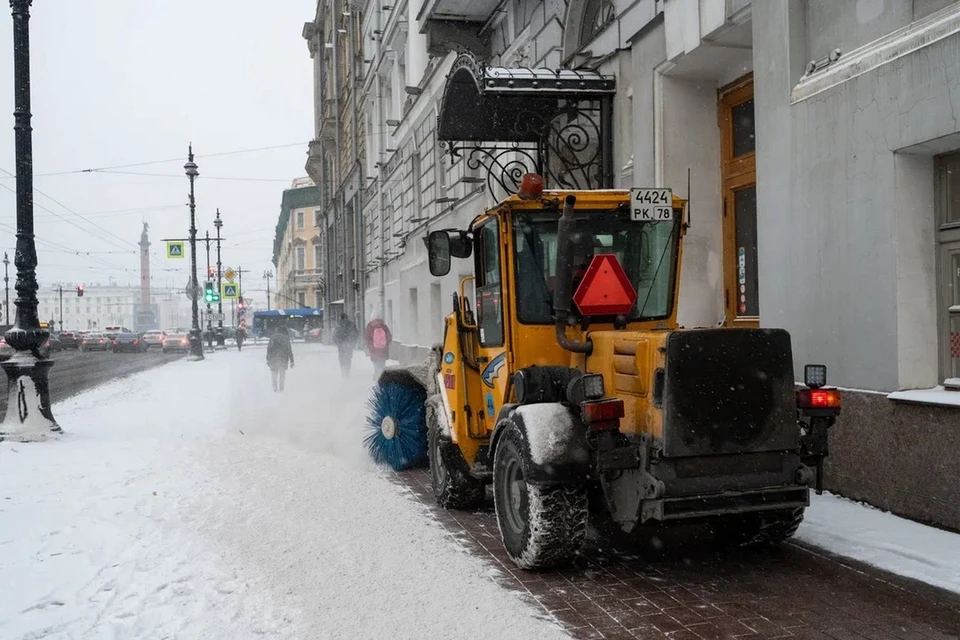 Городские службы активно чистят улицы Петербурга после мощных снегопадов.