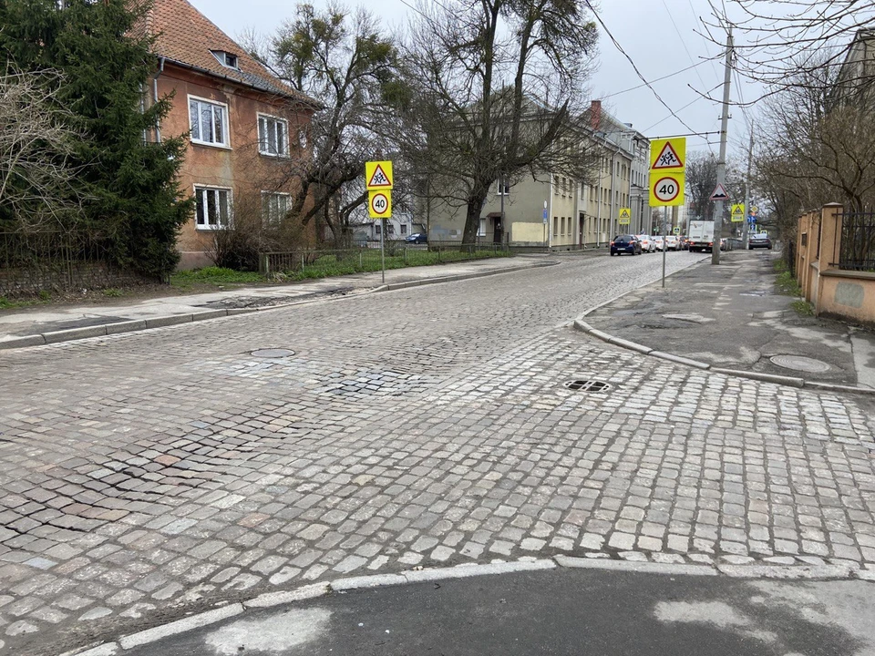 Споры идут вокруг этой улицы в историческом районе города. На фотографии, сделанной этой осенью - перекресток улиц Радищева и Литейной.