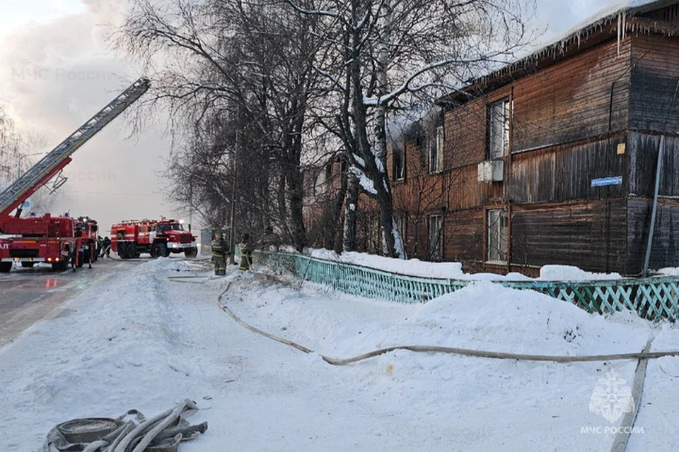 Утром в пгт Берёзово в многоквартирном доме вспыхнул пожар. Источник фото: МЧС по Югре