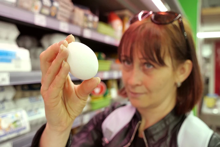Серпом по ценам: В Госдуме хотят сделать яйца стратегическим продуктом