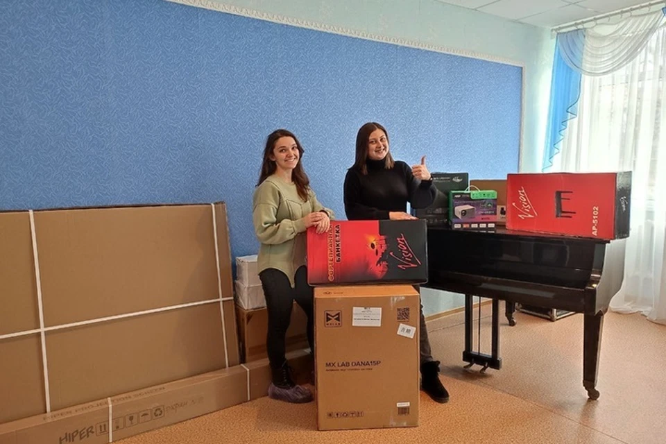 Луганский центр визуальных искусств за неделю выдал детским школам искусств более 380 единиц мебели и техники. Фото - Минкультуры ЛНР