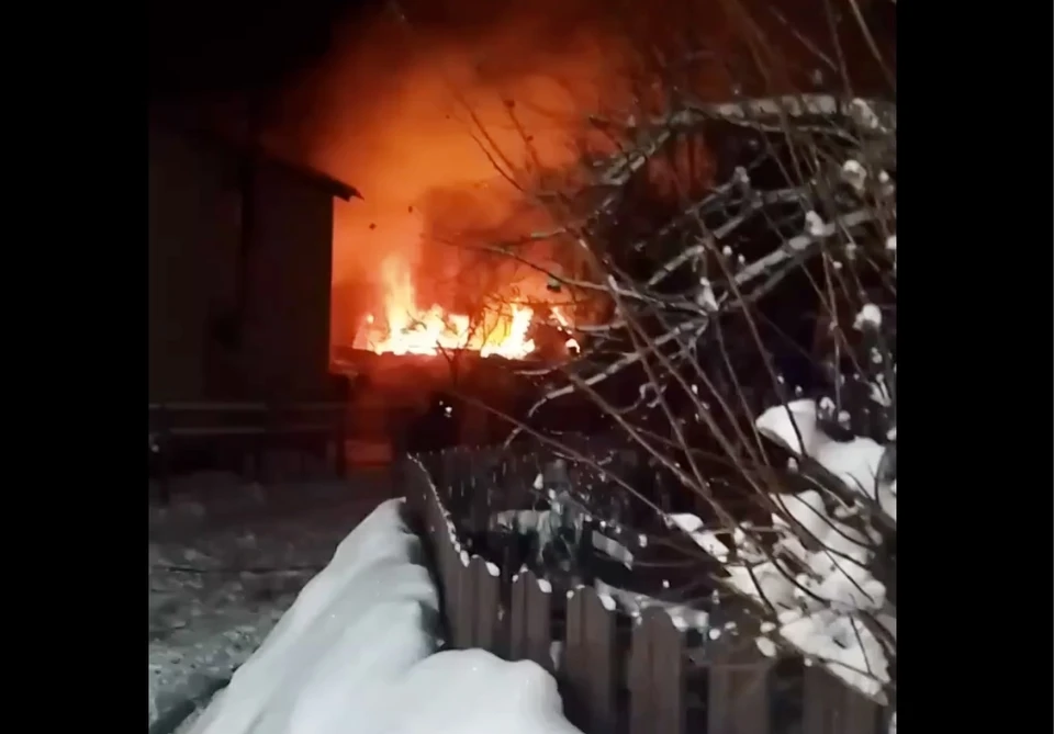 Пожар в бане огнеборцы тушили более четырёх часов. Фото: VK/ «Осторожно Тверь»