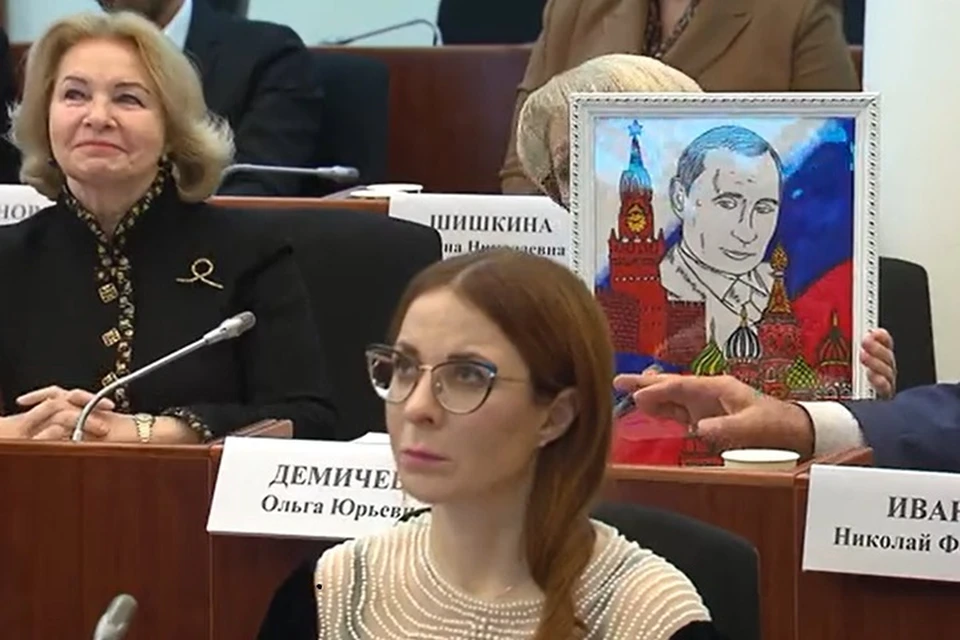 Путину передали портрет от 11-летней девочки из ЛНР. Фото - скрин из видео пресс-службы Кремля