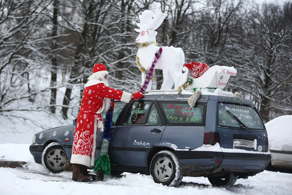 В Беларуси напомнили об уплате налога за поздравления с новогодними праздниками.