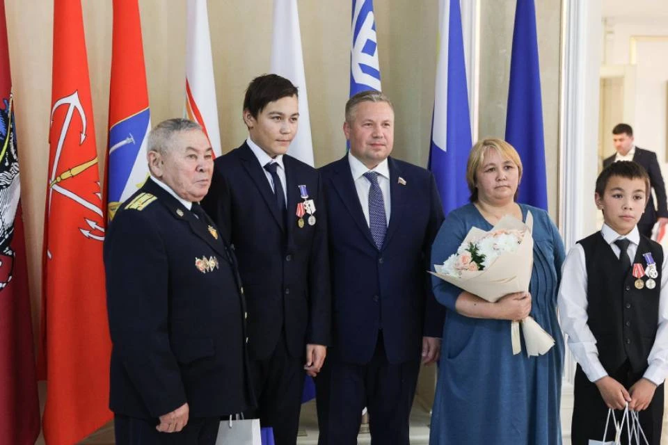 Братья Саша и Илья Хатанзейские вместе с родителями на награждении в Совете Федерации. Фото: Совет Федерации