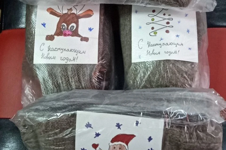 Теплые носки с новогодними открытками от бабушки и внучки. Фото: Елена Сачук