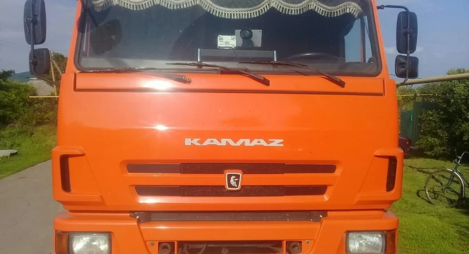 На 606 км дороги водитель легковушки врезался в ехавший в попутном направлении «КамАЗ».