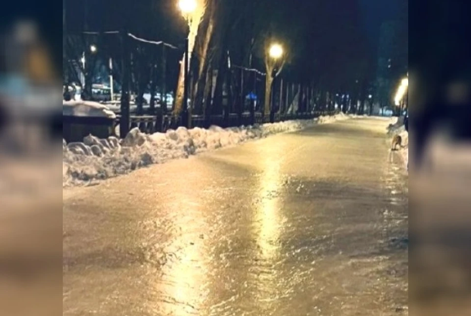 В парке Гагарина уже залили черновой слой будущего катка / Фото: t.me/depgorhoz