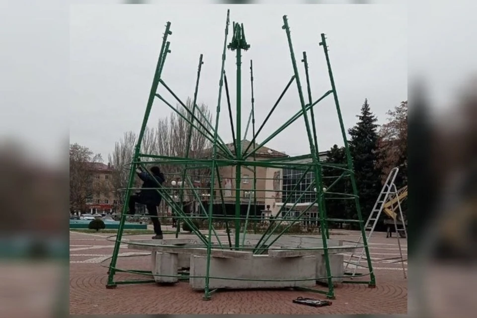 6 декабря в центре города стартовал монтаж главной елки Мелитополя. ФОТО: администрация города Мелитополь