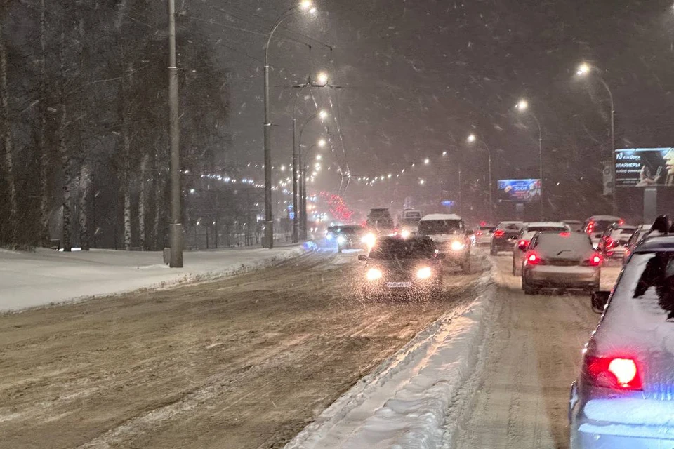 Даже стоя подолгу в пробках многие жители Кемерова сохраняют чувство юмора. Фото: Павел ФОМИН