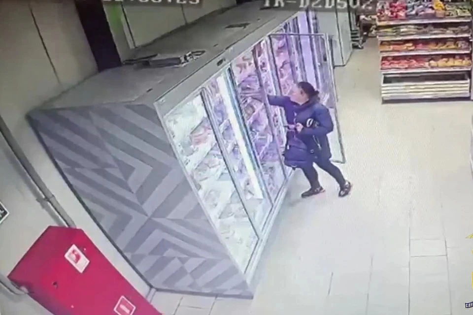 Женщина складывала продукты к себе в рюкзак и уходила из супермаркетов, не оплатив товар. Фото: ГУ МВД России по Московской области