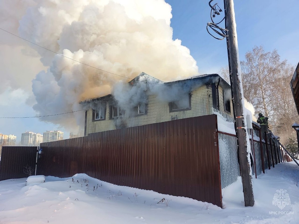 Двухэтажный частный дом загорелся под Томском 8 декабря - KP.RU