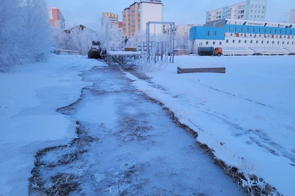 Оказалось, что поток воды вылился на территории СК «Юность». Фото: Минэкологии Якутии