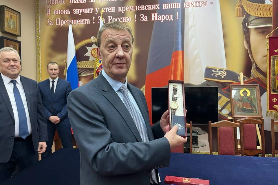Мэр Барнаула посетил Президентский полк и вручил подарки