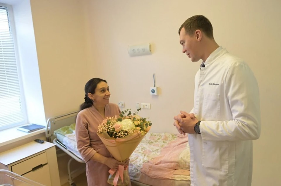 Многодетная мать получила подарки из рук губернатора Михаила Дегтярева