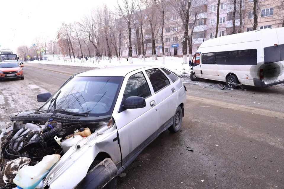Сейчас полицейские выясняют все обстоятельства аварии.