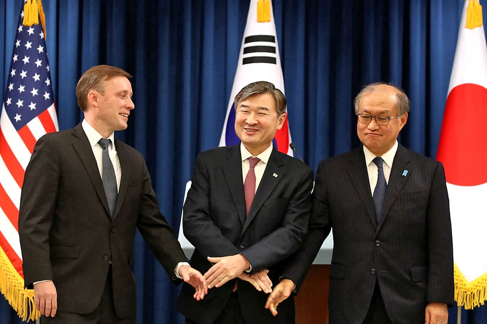 Советники по национальной безопасности США и Кореи, а также глава Секретариата национальной безопасности Японии Такео Акибе встретились в Сеуле.