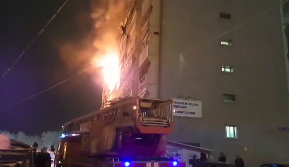 Огонь охватил несколько этажей. Фото: прислано очевидцем