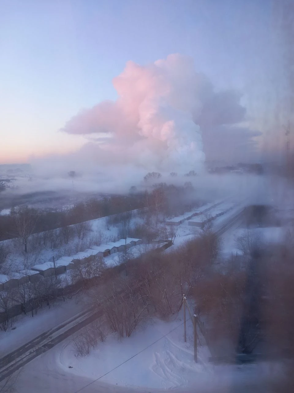 Столб пара сняли жители Кемерова.