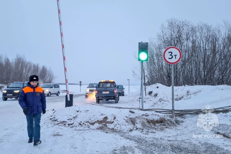 На переправе Хатассы — Павловск разрешение движение машин весом до 3 тонн. Фото: пресс-служба ГУ МЧС РФ по Якутии