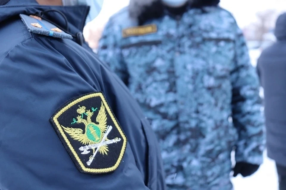 Владелец незаконно разместил на фасаде объекта культурного наследия вывеску магазина и установил козырек.