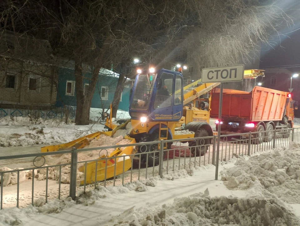 В Ульяновске продолжается очистка городских улиц от снега. Фото администрация Ульяновска