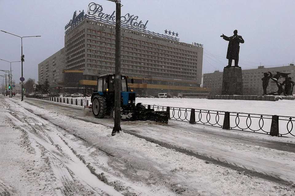 Более 500 единиц техники и 3,5 тысячи дворников убирают снег в Нижнем Новгороде.