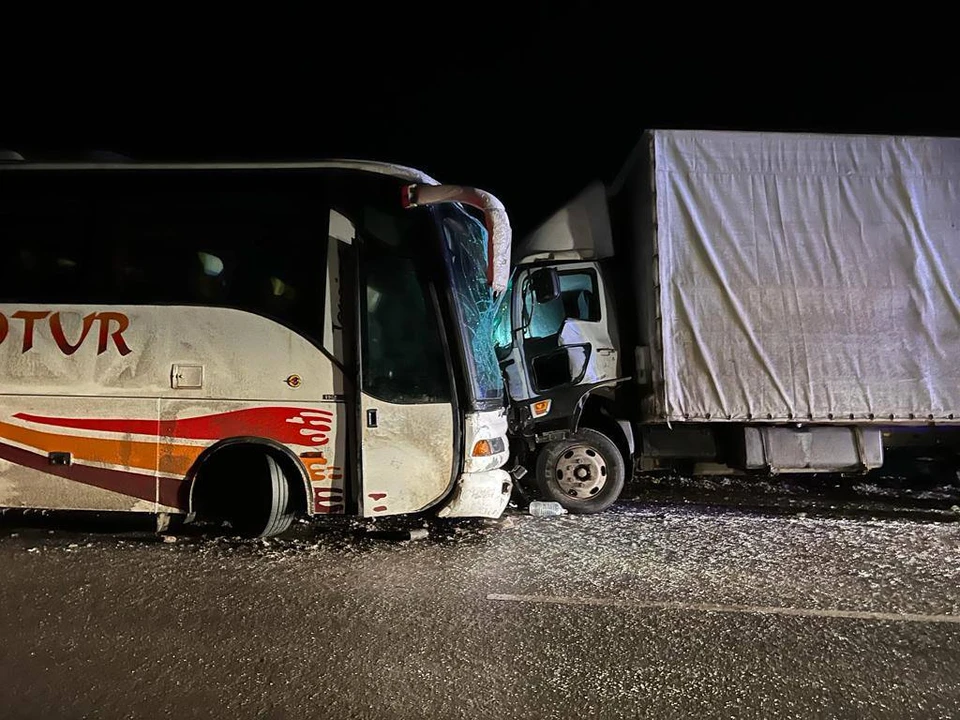 На трассе в Ростовской области в аварии пострадал водитель автобуса. Фото: УГИБДД по Ростовской области