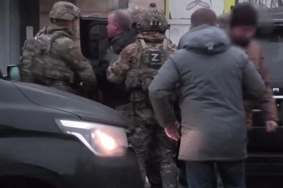 Сотрудники ФСБ и СКР задержали одного из подозреваемых. Фото: Скриншот видео ШТО ДНР