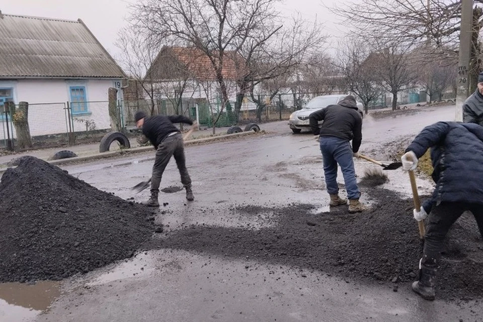 В Молочанске провели ямочный ремонт дорог. ФОТО: администрация Токмакского района