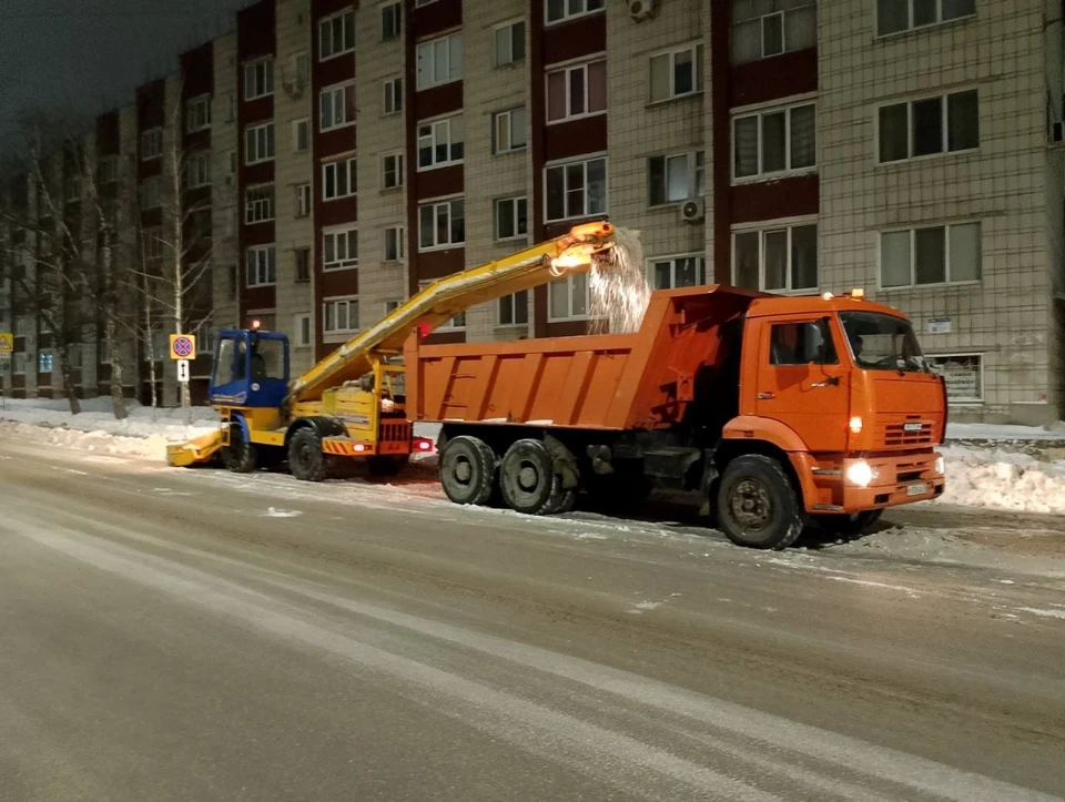 За ночь с улиц Ульяновска было вывезено 77 самосвалов снега. Фото администрация Ульяновска