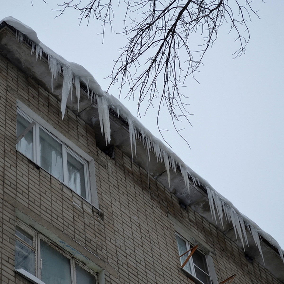 Падающий с крыш снег выбивает стекла в подъездах и рушит остановки в  Липецке - KP.RU