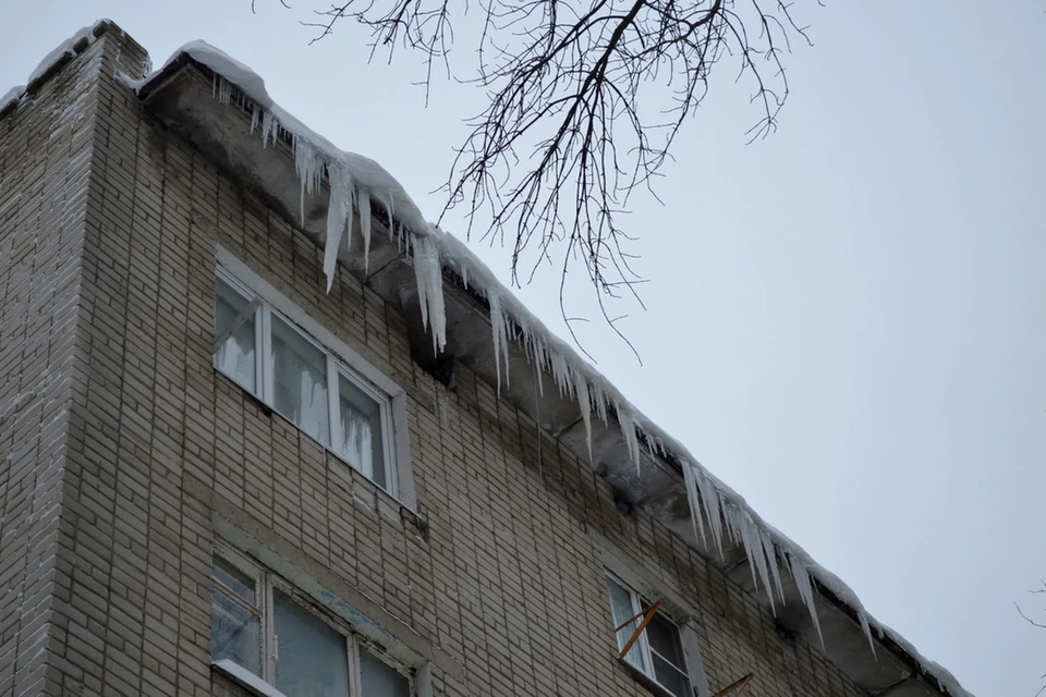 В Липецке глыба льда разбила окно в подъезде